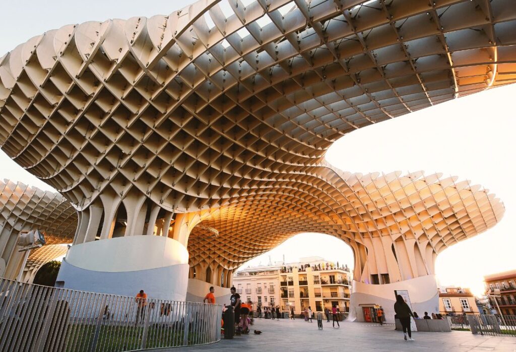 Uitzicht op het moderne houten bouwwerk Las Setas de Sevilla tijdens een fietstocht door het centrum